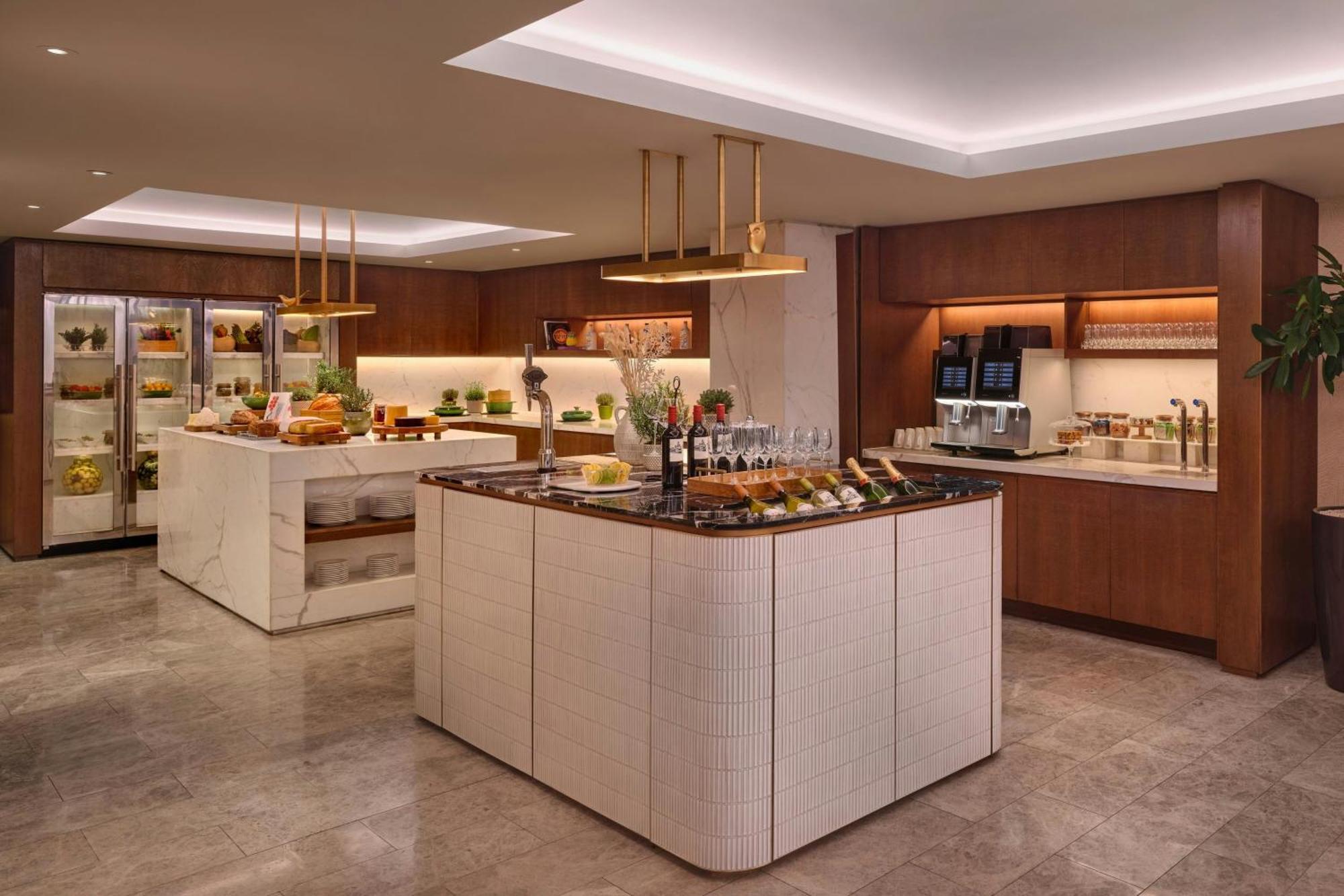 Hotel Jw Marriott Grosvenor House Londra Esterno foto The Club lounge at Hong Kong International Airport