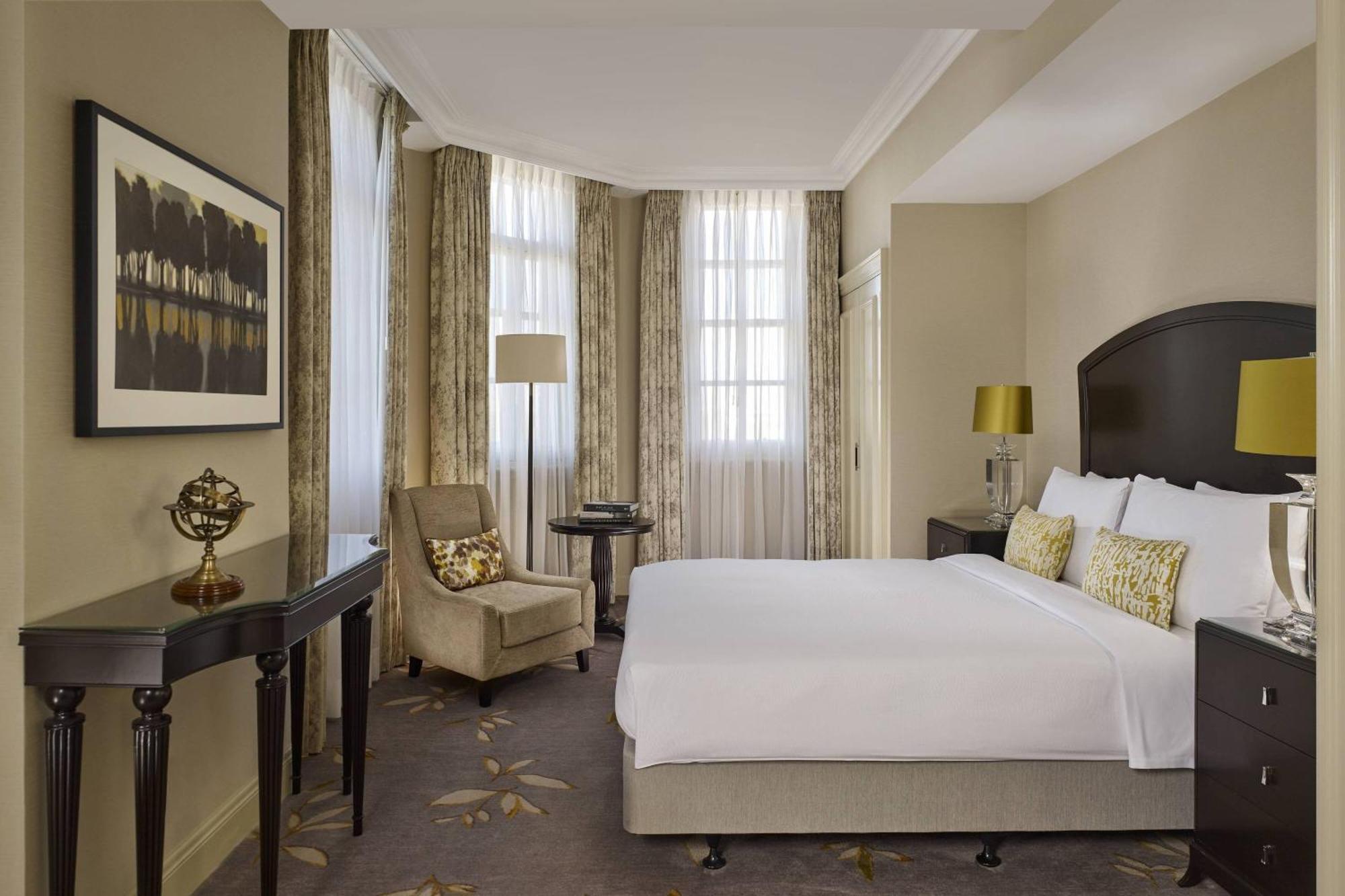 Hotel Jw Marriott Grosvenor House Londra Esterno foto A bedroom at the hotel