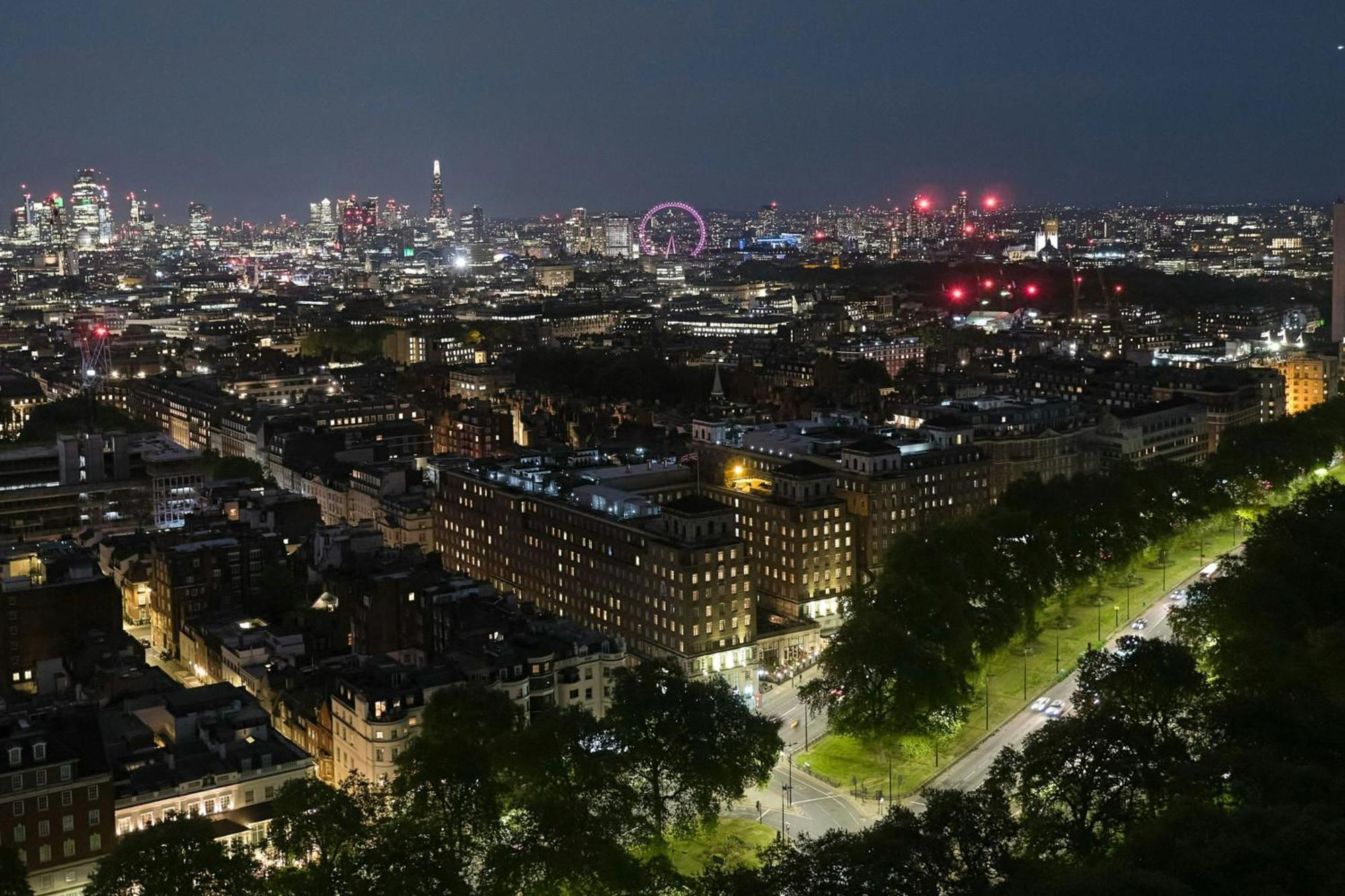 Hotel Jw Marriott Grosvenor House Londra Esterno foto The London Eye at night